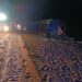 Un camión volcó su acoplado con carga de trigo y mantuvo cortada la Ruta Nacional 33